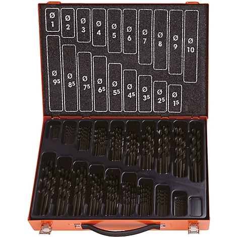 Ein offener, orangefarbener Werkzeugkoffer mit mehreren Bohrern, sortiert nach Durchmesser und Größe.