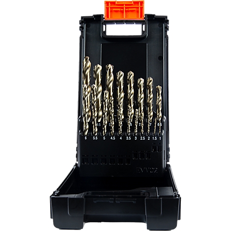 Schwarzer Werkzeugkasten mit goldenen Bohrern, geöffnet. Die Bohrer sind nach Größen sortiert, Zahlen sind lesbar. Orangefarbener Griff.