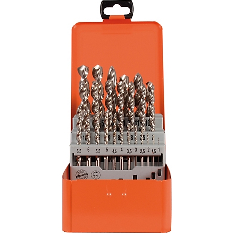 Ein Set von Metallbohrern, angeordnet in einem orangefarbenen Metallkasten. Die Bohrer sind nach Größen sortiert.