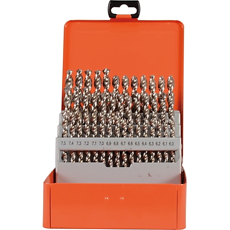 Bohrer-Set in orangefarbener Box. Bohrer sind in einem grauen Einsatz sortiert. Zahlen auf dem Einsatz beschriften die Bohrergrößen.