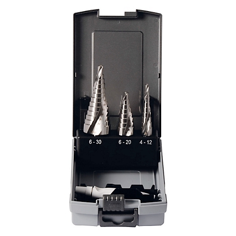 Borenset in een open grijze doos. Drie trapboren met maataanduidingen.