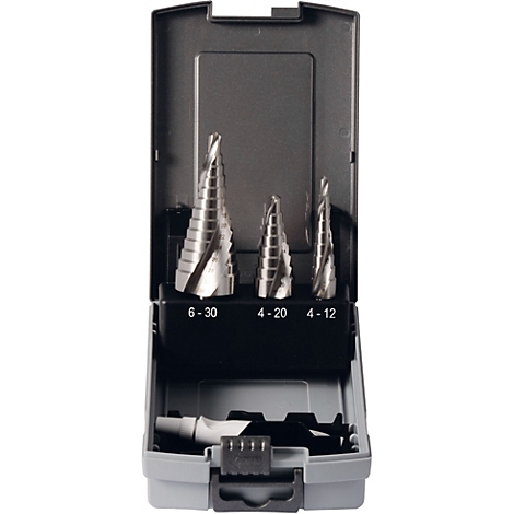 Borenset in grijze koffer. Drie conische boren met maatindicaties: 6-30, 4-20 en 4-12. Inclusief accessoires.