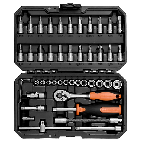 Schwarzer Werkzeugkoffer mit verschiedenen Steckschlüsseln, Bits und einer Ratsche mit orange-schwarzem Griff.