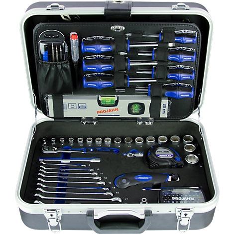 Werkzeugkoffer geöffnet, gefüllt mit Schraubenschlüsseln, Schraubendrehern, Wasserwaage und Zubehör. Metallkoffer mit schwarzen Innenfächern.