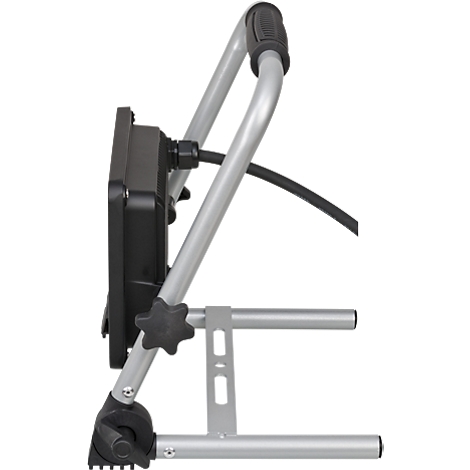 Un projecteur LED portable avec cadre en métal argenté et boîtier noir-brun, au premier plan.