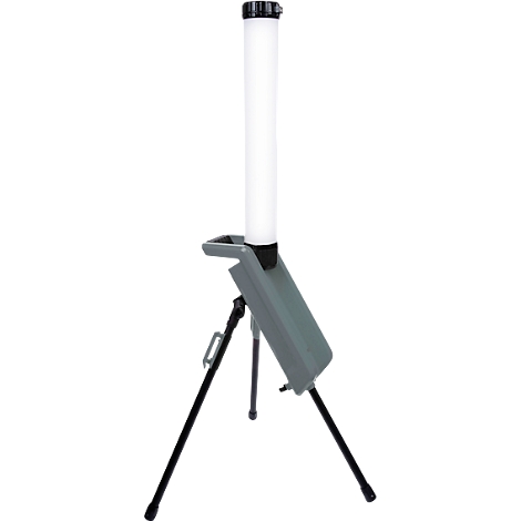 Une lampe de camping avec une base noire et un corps lumineux, fixée sur un trépied. La lampe a un corps blanc cylindrique.