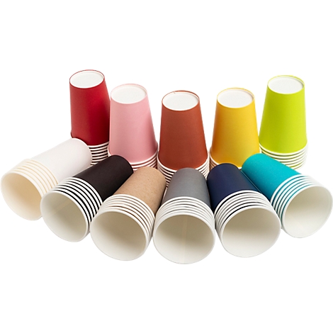 Divers gobelets en papier colorés, empilés et partiellement inclinés.