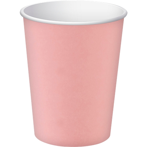 Gobelet en papier rose clair avec un bord blanc. Le gobelet est devant un fond blanc.