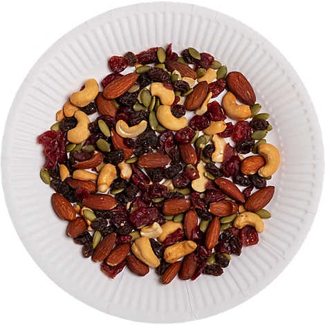 Mix van noten en gedroogd fruit op een wit papieren bord.