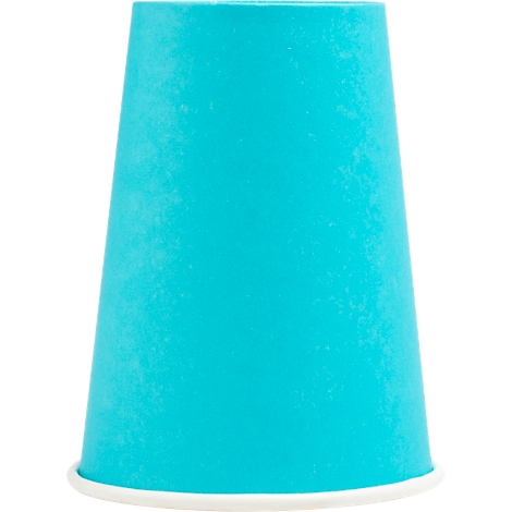 Hellblauer Pappbecher mit weissem Rand. Kegelförmig, leer, auf weissem Hintergrund.