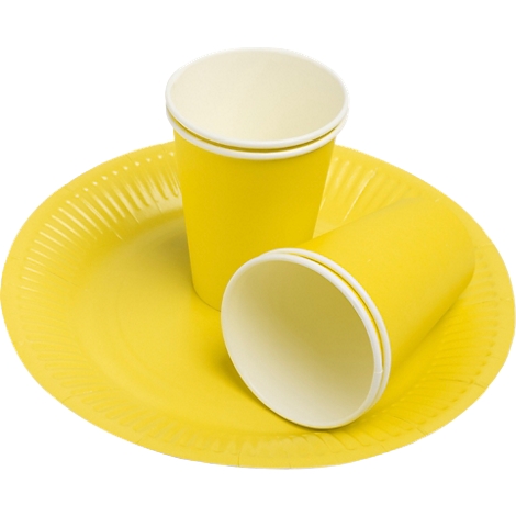 Gelbe Pappbecher und Teller. Ein Becher steht aufrecht, einer liegt, beide auf dem Teller.