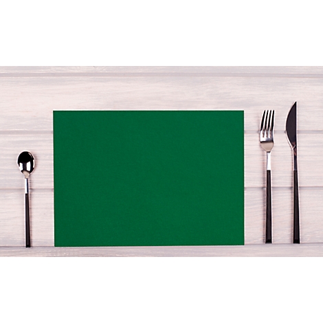 Een groene placemat op een tafel, rechts een vork en mes en links een lepel.
