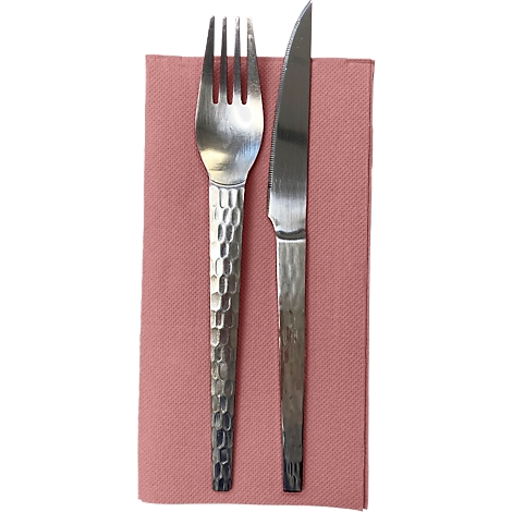 Gabel und Messer aus Metall liegen auf einem rosa Stoff.