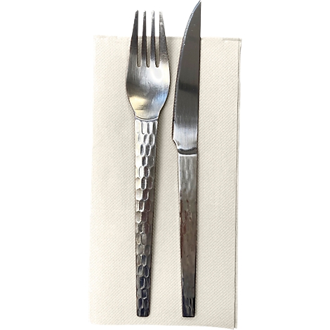 Gabel und Messer aus Metall, auf einem quadratischen Papierservietten. Beide haben strukturierte Griffe.