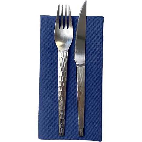 Gabel und Messer aus Metall auf blauem Papier. Die Griffe haben ein Hammerschlagmuster.