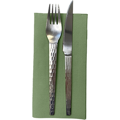 Gabel und Messer aus Metall auf einem grünen Serviettenhintergrund.