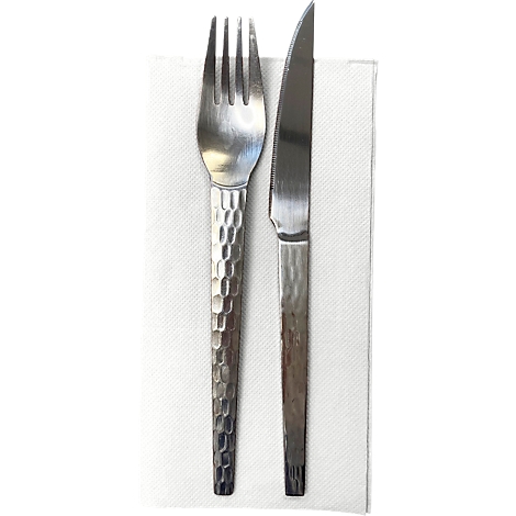 Gabel und Messer auf weissem Stoff, Besteck im Detail. Die Griffe sind mit einem sechseckigen Muster versehen.