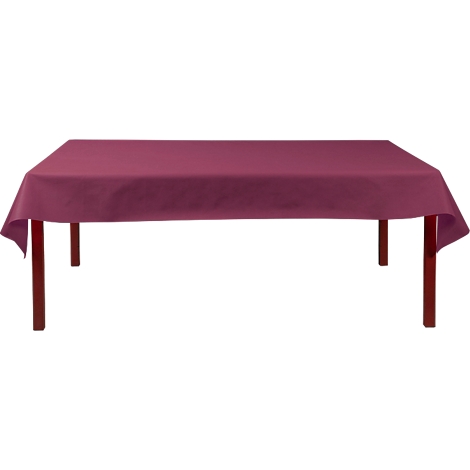 Een rechthoekige tafel bedekt met een bordeauxrood tafelkleed. Donkerbruine tafelpoten.