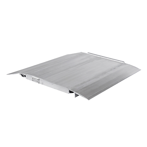 Rampa para silla de ruedas plateada y plegable, ligeramente inclinada. Superficie acanalada.