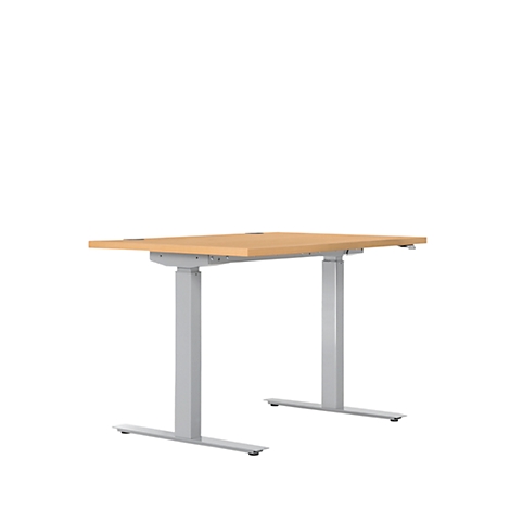 Un escritorio de altura ajustable con una mesa marrón claro y patas plateadas, sobre un fondo blanco.