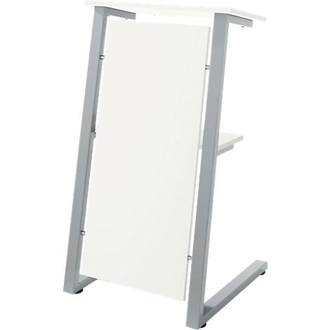 Un escritorio de pie blanco con marco plateado. El escritorio tiene un panel frontal blanco rectangular y un estante pequeño.