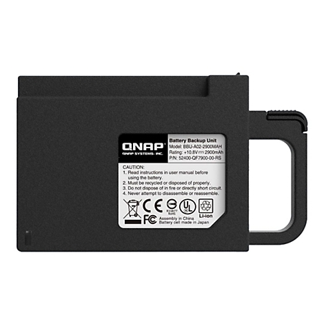 Schwarze Backup-Batterie, rechteckig mit Griff. Aufschrift: QNAP, Modell, Warnhinweise, Logos.