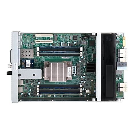 Draufsicht auf eine grüne Leiterplatte, die in einem Metallgehäuse montiert ist. Es ist mit einer Vielzahl von elektronischen Komponenten bestückt. Ein CPU-Kühler aus Metall befindet sich zentral auf der Platine. Mehrere Steckplätze und Anschlüsse sind...