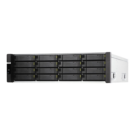 Schwarzer QNAP Server mit 16 Festplatteneinschüben vor neutralem, weißem Hintergrund.