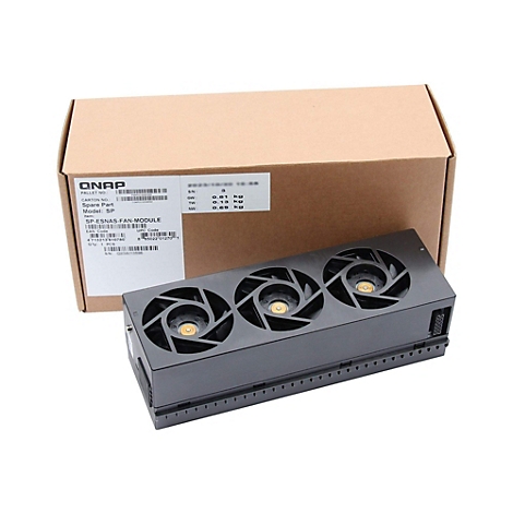 Ein schwarzes Lüftermodul mit drei Lüftern, verpackt neben einem Karton mit Etikett. Auf dem Etikett stehen Daten und der Produktname.