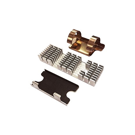 Draufsicht auf drei Metallkomponenten: ein Kühlkörper, ein kupferfarbener Federclip und eine schwarze Halterung.