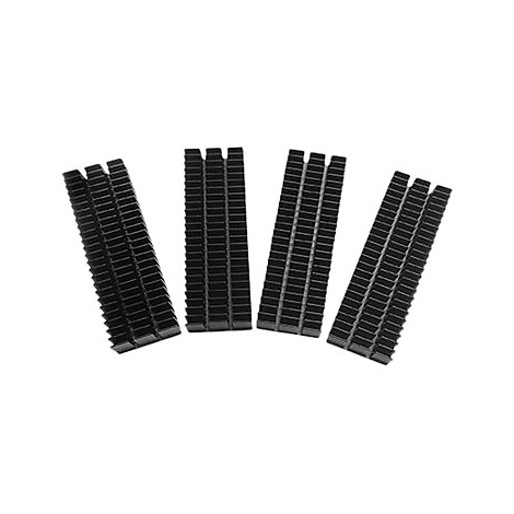 Vier schwarze Kühlkörper mit vertikalen Lamellen vor weißem Hintergrund.