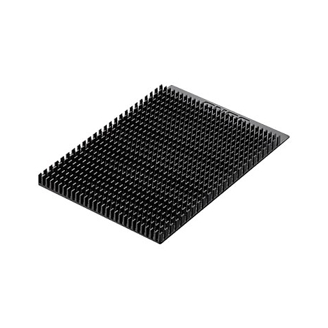 Schwarzer Kühlkörper mit senkrechten Lamellen auf weißem Hintergrund.