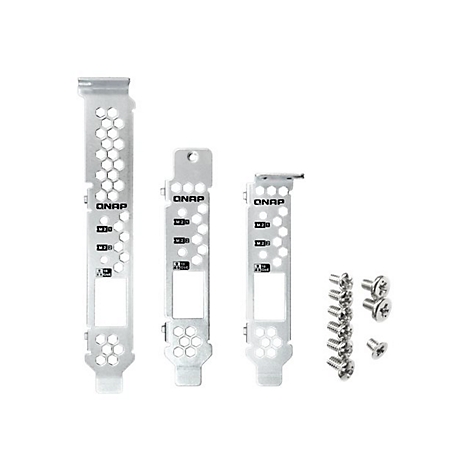 Drei silberfarbene Metall-PC-Komponenten mit Schrauben auf weißem Hintergrund. Die Teile haben das QNAP-Logo.