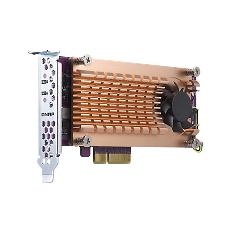 Eine QNAP-Erweiterungskarte mit Kühlkörper und Lüfter, auf weißem Hintergrund.