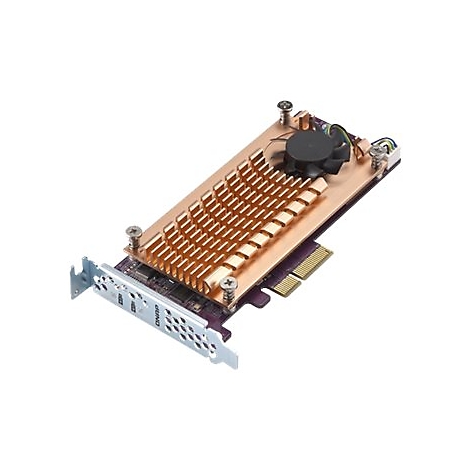 Eine Computer-Erweiterungskarte mit Kühlkörper, Lüfter und Schrauben. Auf der Halterung steht 'QNAP'.