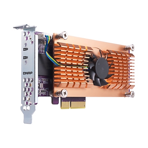 Eine Nahaufnahme einer Computerkomponente, die vor einem weißen Hintergrund präsentiert wird. Das Gerät, ein M.2-Adapter, besteht aus einer Metallhalterung, einem Kühlkörper aus Kupfer und einem Lüfter. Auf der Halterung sind die Markierungen "M.2 1" u...