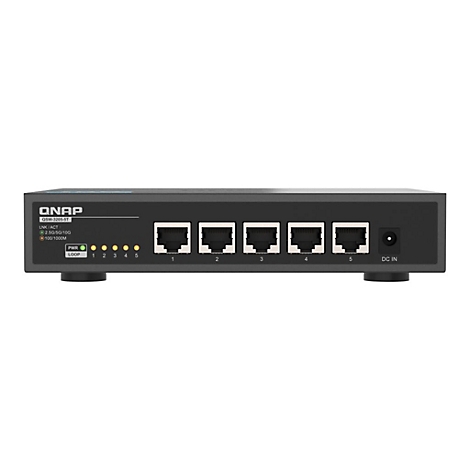 Schwarzer QNAP-Switch mit fünf Ports, Beschriftungen und LED-Anzeigen. Die Ports sind nummeriert. Auf der rechten Seite befindet sich ein DC-IN-Anschluss.