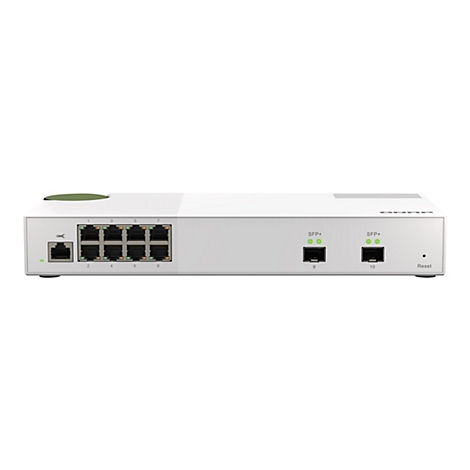 Un appareil réseau blanc avec des voyants verts et de nombreux ports. Inscription : QNAP, Reset, SFP+.