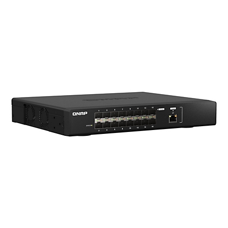 Ein schwarzer QNAP-Switch mit mehreren Ports und Leuchten. Oben steht der Markenname. Unten stehen Zahlen für die Ports, und es gibt mehrere Leuchten, die den Status anzeigen.