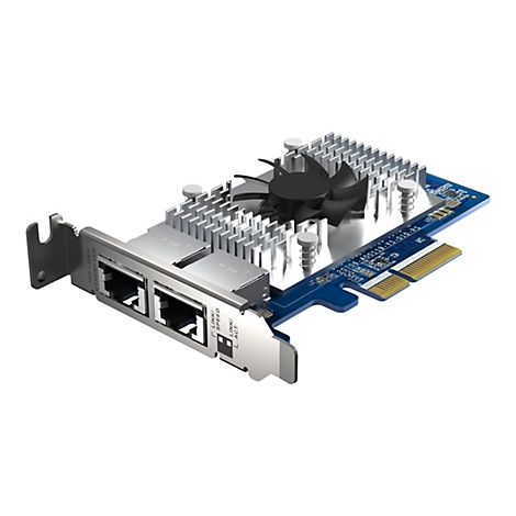 Eine Nahaufnahme einer Netzwerkkarte mit Kühlkörper, Lüfter und zwei Ethernet-Anschlüssen. Der blaue Leiter ist mit kleinen Komponenten bestückt.