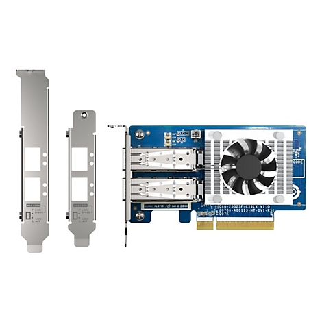 Netzwerkkarte mit zwei SFP-Ports, Kühlkörper und Lüfter sowie zwei beiliegenden Blenden.
