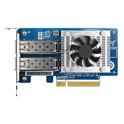 Blaue Netzwerkkarte mit zwei SFP28-Ports und einem aktiven Kühlkörper mit Lüfter auf weißem Hintergrund.