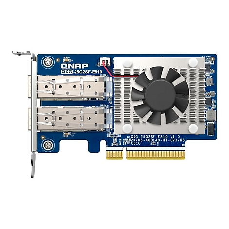 Blaue QNAP QXG-25G2SF-E810 Netzwerkkarte mit zwei SFP28-Ports und einem aktiven Kühlkörper mit Lüfter.