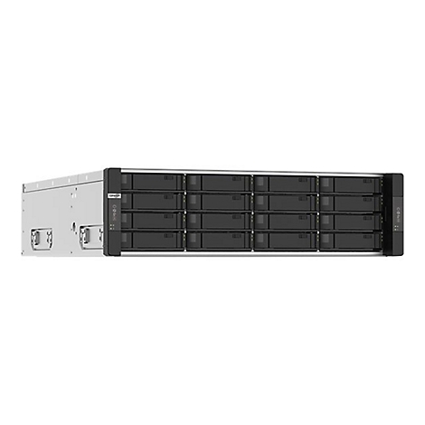Ein Server-Rack mit schwarzen Einschüben. Auf der Front ist das QNAP Logo zu sehen.