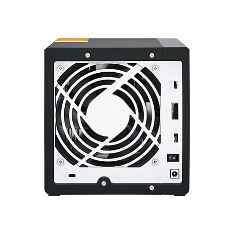Vue arriÃ¨re d'un serveur NAS noir avec ventilateur, ports USB et connecteur d'alimentation.