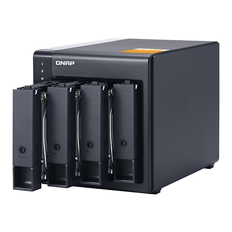 NAS QNAP noir avec disques durs amovibles. L'inscription QNAP est en haut Ã  gauche.