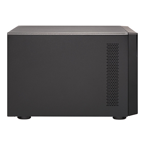 Vue latÃ©rale d'un serveur noir. Il a une forme rectangulaire et des trous sur le cÃ´tÃ© droit.