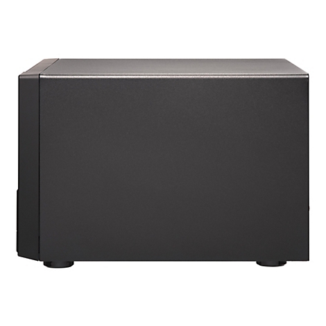 BoÃ®tier de serveur ou de stockage NAS noir vu de cÃ´tÃ©, avec une surface lÃ©gÃ¨rement texturÃ©e et des pieds en caoutchouc.