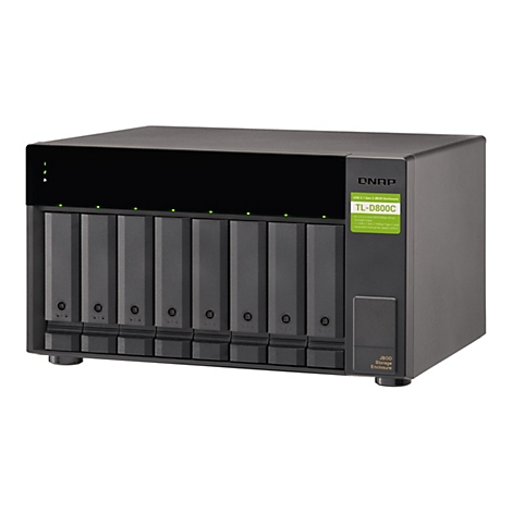Un système de stockage QNAP noir avec huit baies pour disques durs. Des LED vertes illuminent l'avant.
