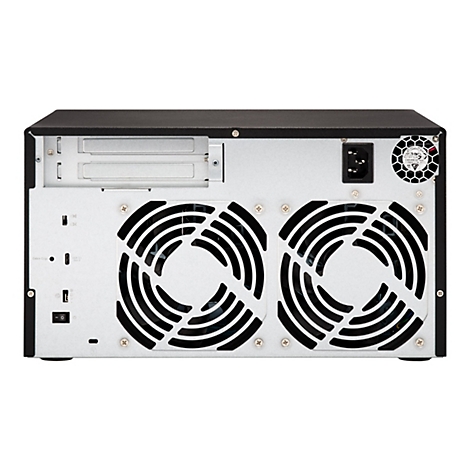 Rückseite eines schwarzen NAS-Geräts. Zwei Lüftergitter mit gewölbten schwarzen Lamellen, Stecker, Anschlüsse, Power-Button, und zwei Einschübe.